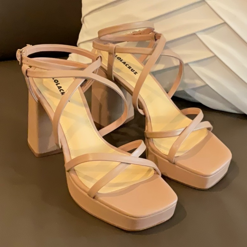 Lola Cruz Cortona heel nude